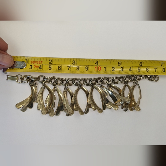 VTG TEXTURED/SMOOTH GOLD TONE DANGLE CHARM BRACELET - Picture 4 of 8